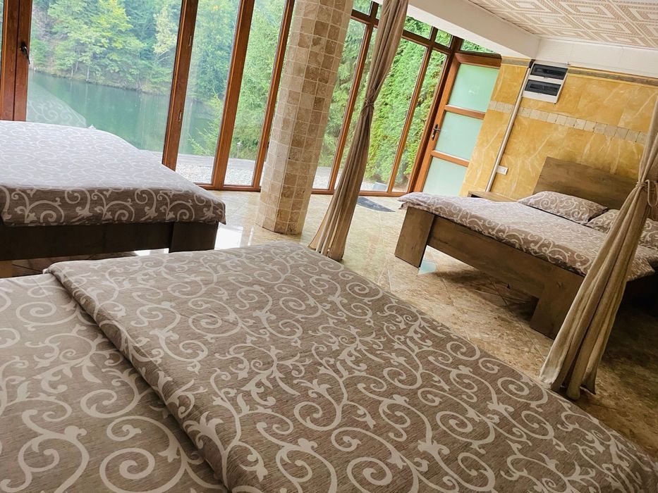 Inchiriez cabana cu ponton la lacul Tarnita