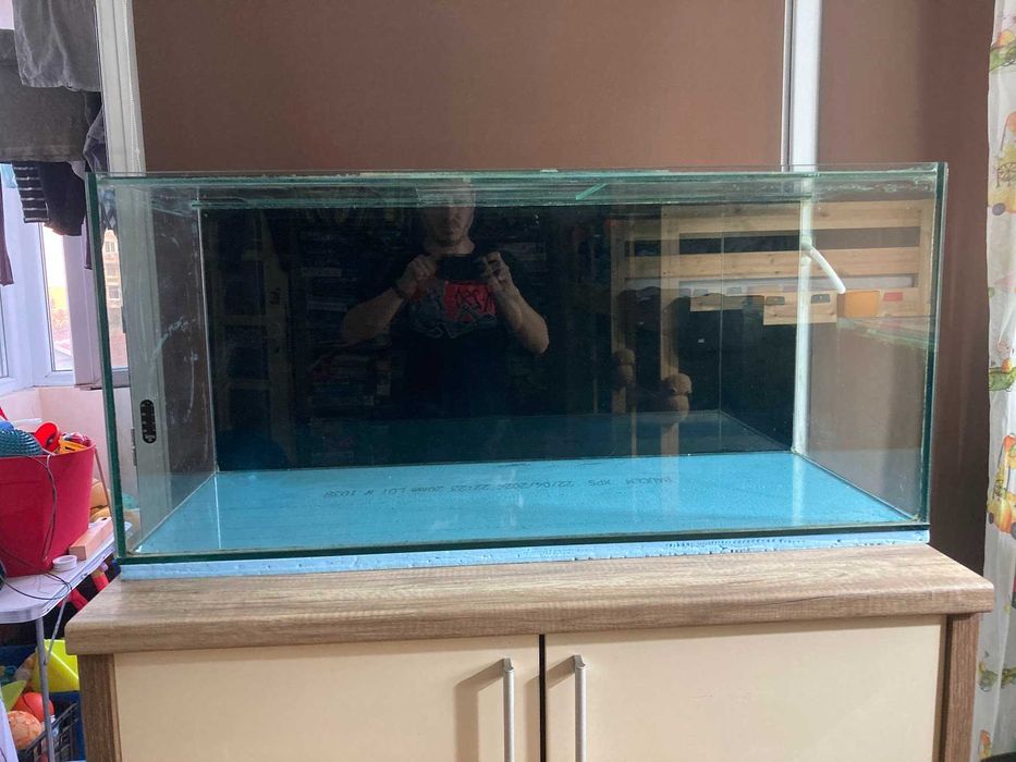 Продавам аквариум 245л (110х45х50) + шкаф и оборудване