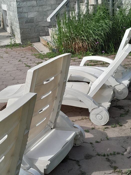 Шезлонги пластиковые для СПА зоны