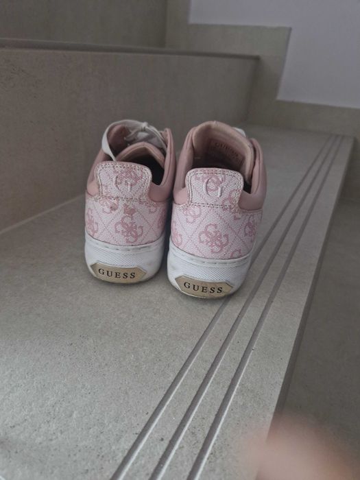 Сникърси Guess розови