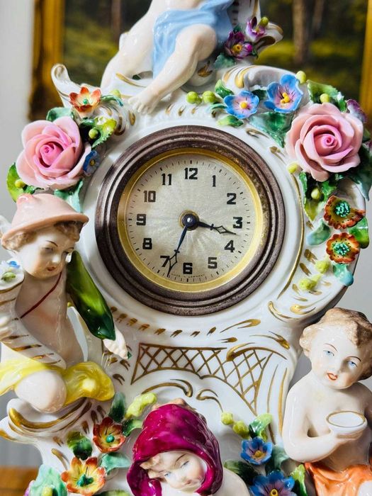 Ceas de șemineu Sitzendorf Four Seasons din porțelan, cu putti și flori aplicate