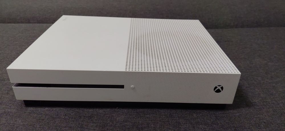 Xbox One S 1 tb.