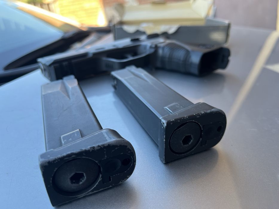 Airsoft m4 colt and taurus 24/7 g2