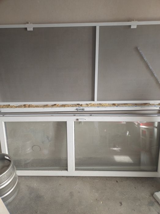 Vând boiler și o ușa termopan cu tot cu plasa și un geam termopan