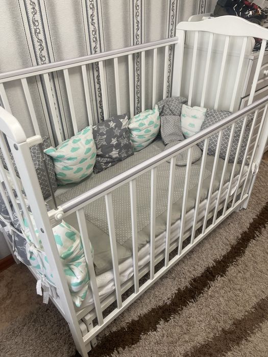 Детская кроватка с маятником