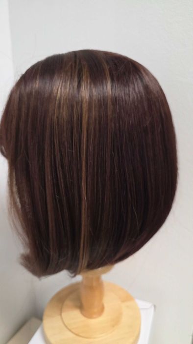 Perucă sintetică HAIRCUBE bob șaten cu șuvițe caramel și breton – nouă