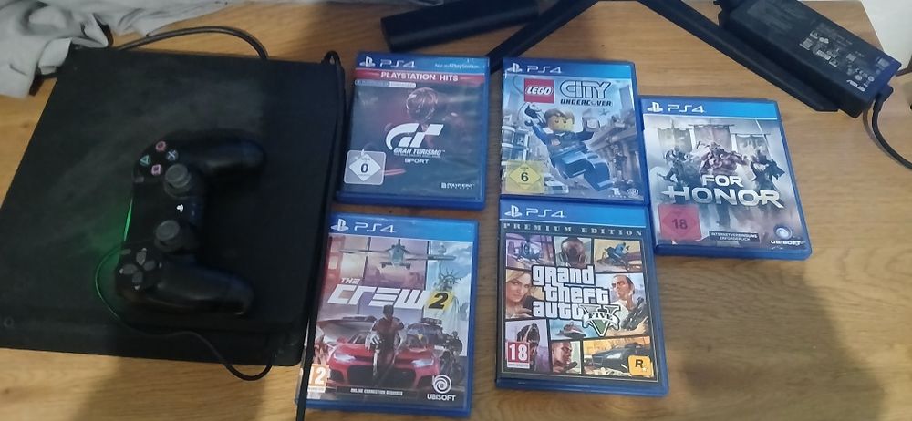 Продавам Ps4 с 5 игри