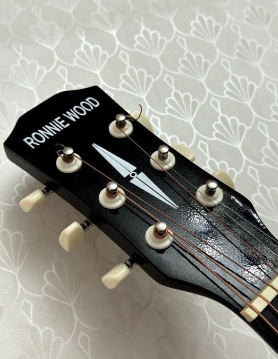 Классицеская гитара со струнами и каподастором