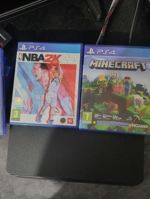 Плейстейшън 4, с включени игри и зарядно