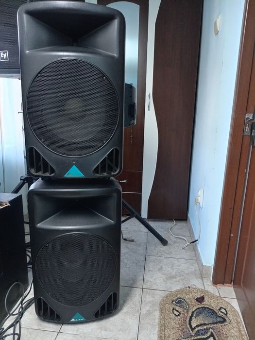 Vind boxe active ALTO Pe 12 țoli. S-au schimb tot în domeniu. l.