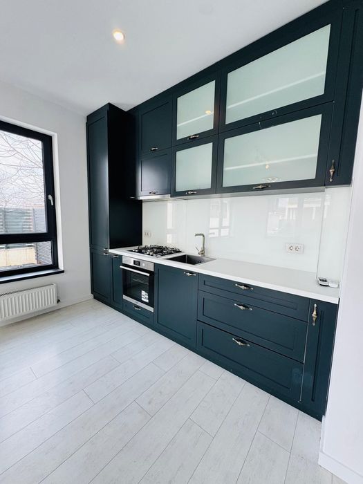 Închiriere apartament 3 camere, curte, loc de parcare, nemobilat