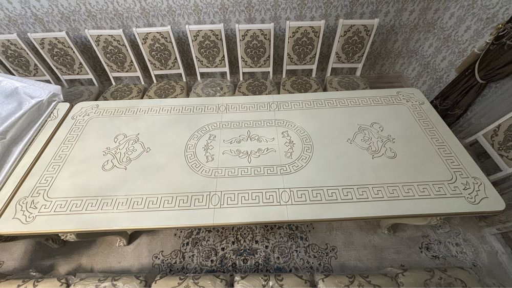 Стол со стульями