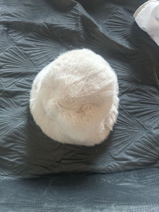 Пухена шапка, нова с еттикет