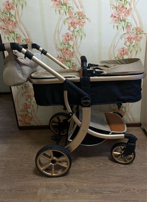 Коляска универсальная + сумка , москитка и дождевик