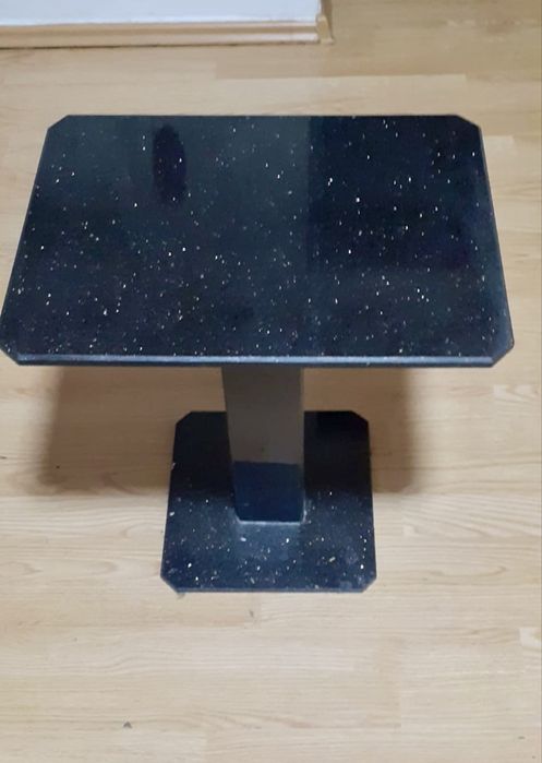 Masă din granit masiv, lucrată manual – piesă unicat