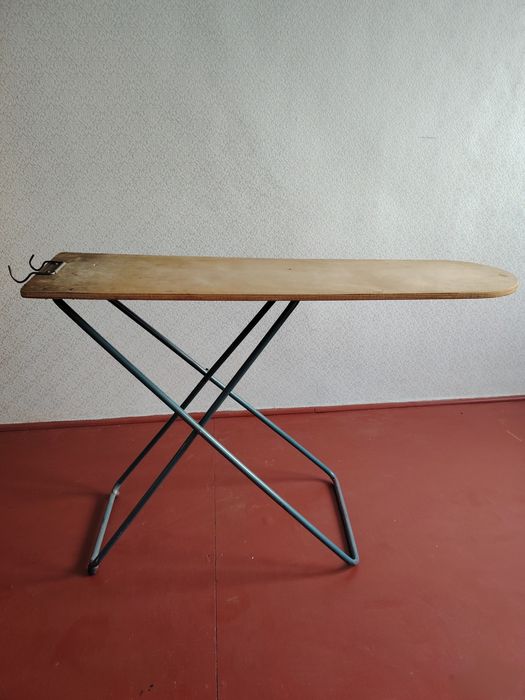 Гладильная доска с металлическим каркасом и деревянной поверхностью