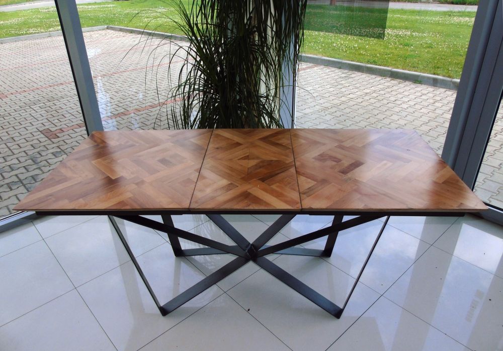 Трапезна маса с плот от дъб и метална основа