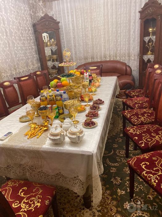 Мебель стол и стул и пеналь стенка