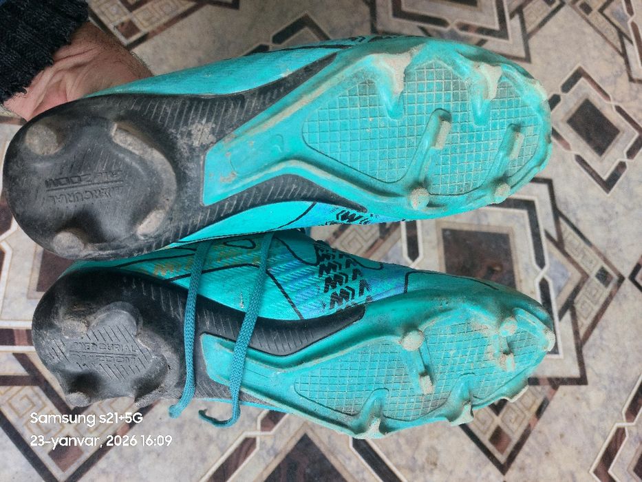 футболный бутси холати ало даражада кам кийилган