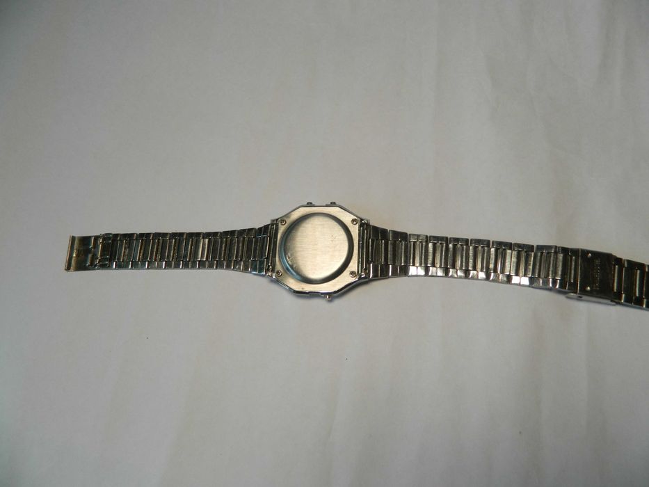 Ceas retro digital QUARTZ cu calendar , alarma , iluminator