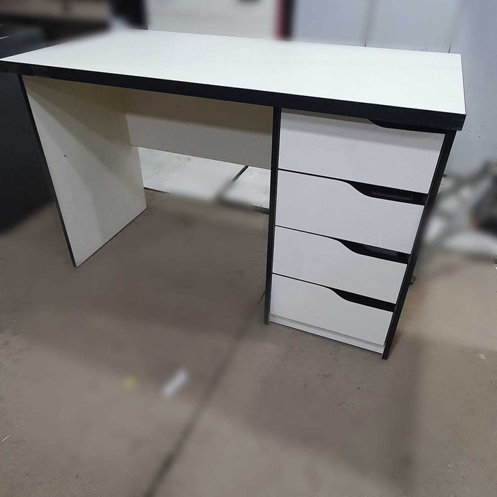 Стол с выдвижными ящиками