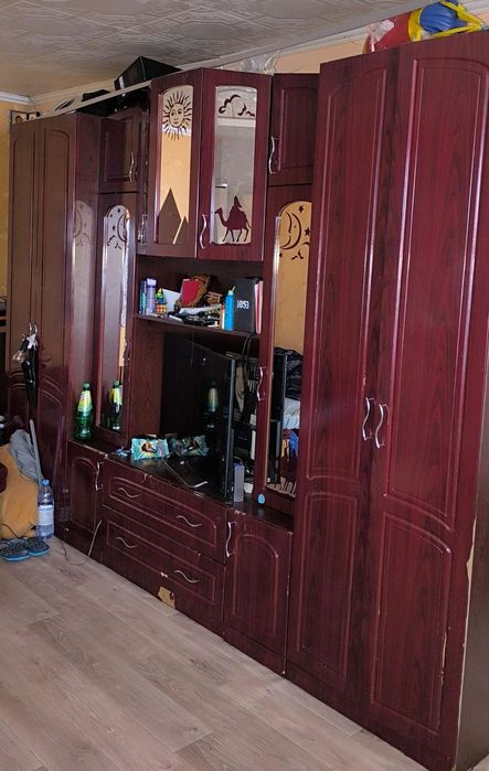 Стенка, горка в зал.