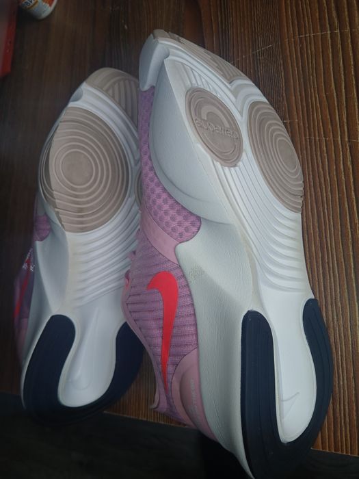 Продам новые кроссовки