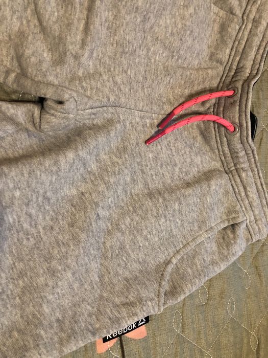 Продается  спортивный костюм Reebok.