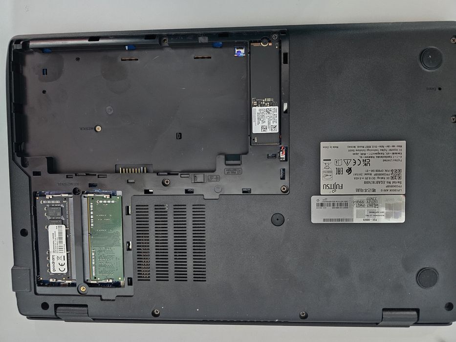 Laptop Fujitsu model a3510 I5 gen 10 16 giga ram 512 ssd
