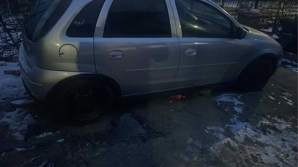 Opel corsa c motor 1.2 an 2005 masina merge si arata bine