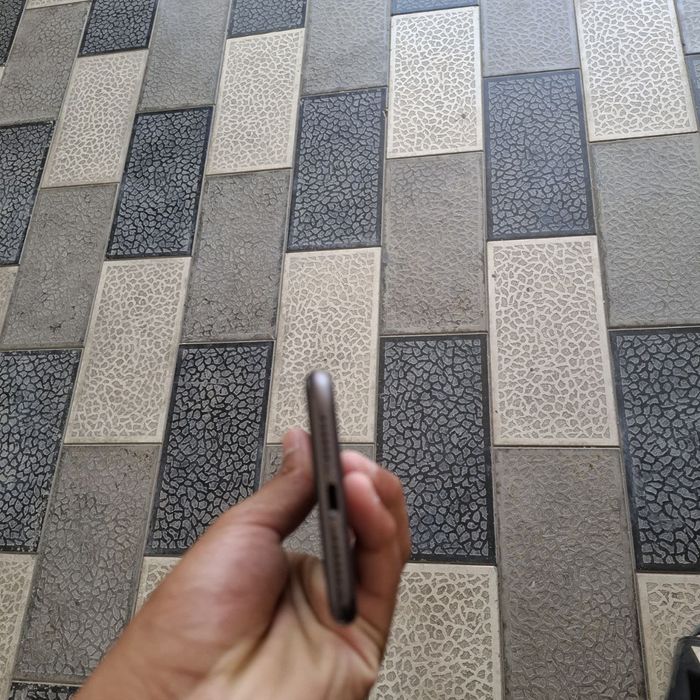 Iphone 11 qora 64tali