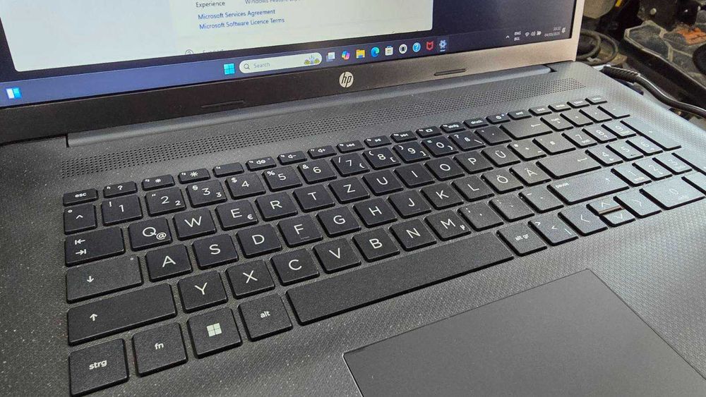 Лаптоп HP 17.3" HD+ 256GB SSD , 8GB RAM