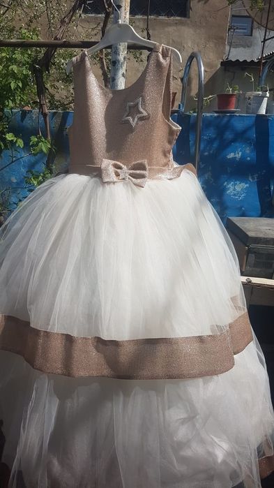 Продаю платье для девочки.