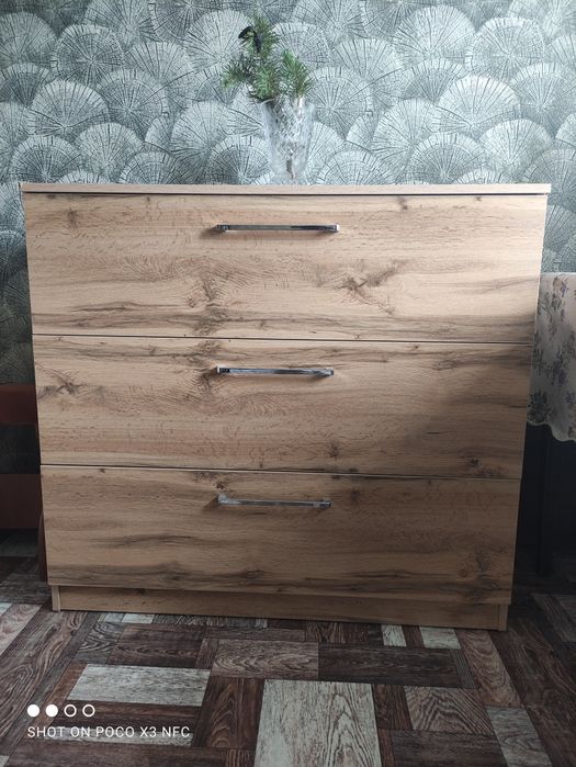 Продам двухспальную кровать, комод.