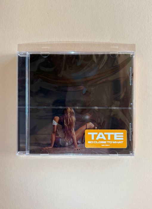 Tate McRae - So Close To What - диск и картичка с автограф