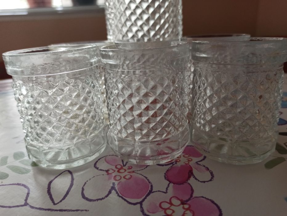 Сервиз чисто нов