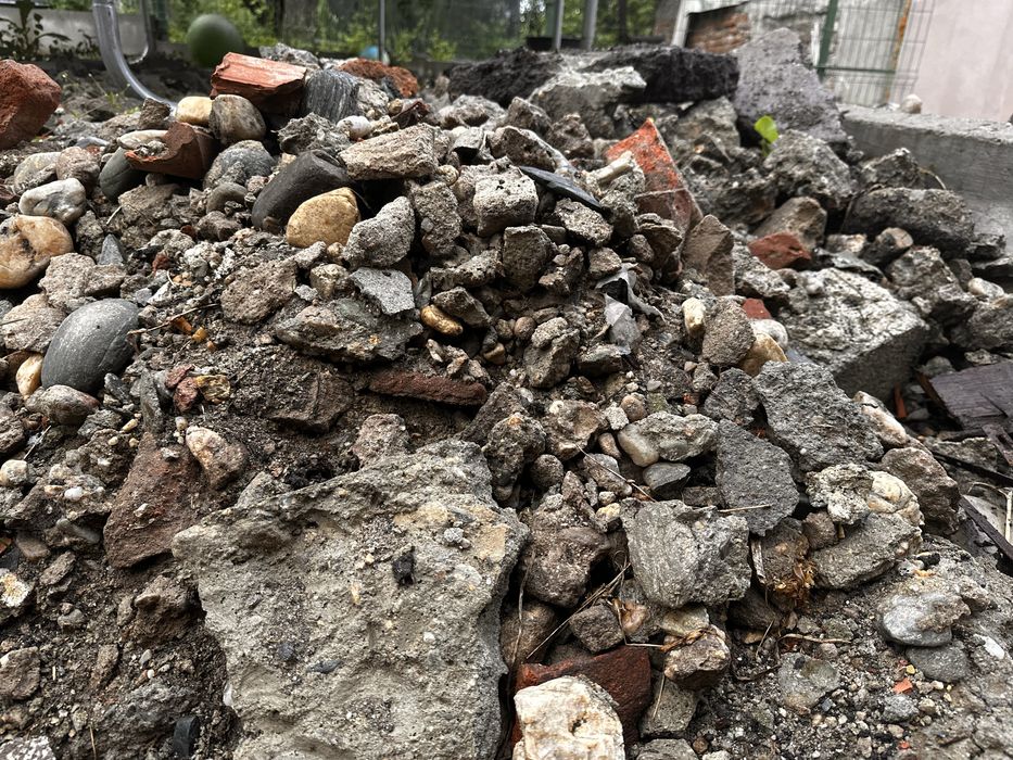 Donez moloz din beton , caramida pt umplutura
