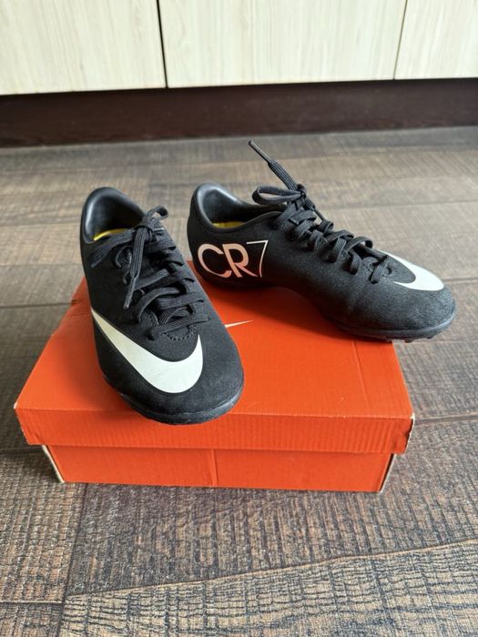 Продавам детски футболни маратонки Nike CR7