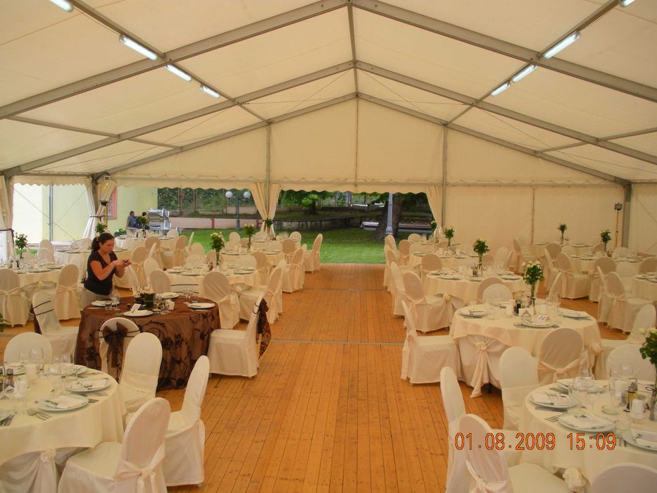 Отдаване на шатри и оборудване под наем за мероприятия.