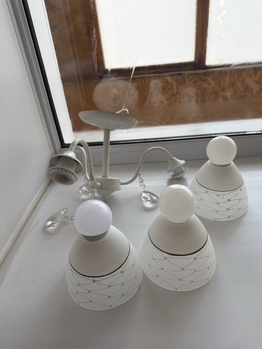 Продаю люстры , светильникм