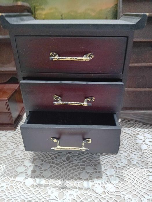 Етажерка,бижутерка,табуретка