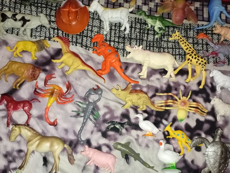 Продам наборы животных