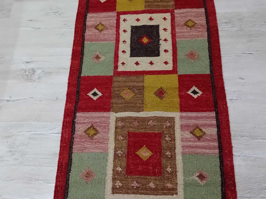 Covor țărănesc cu model şi franjuri lucrat manual, din lână și iută