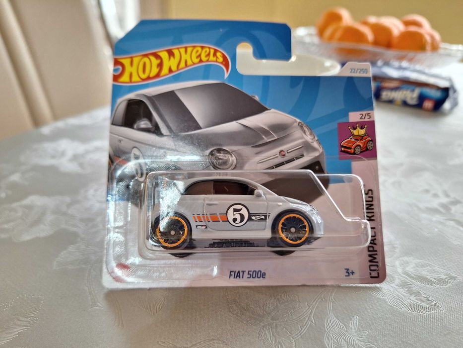 Комплект Hot wheels колички 10 броя, с количка FORD + FIAT 500