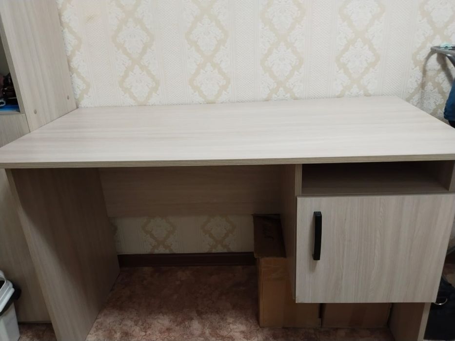 Письменный стол.