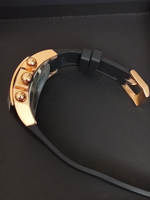 Продам наручные мужские часы.