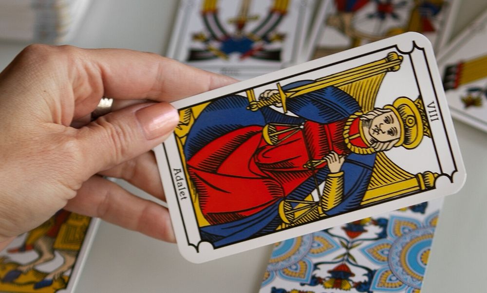 Смотрю на отношения, любовь, финансы. Без фиксированной стоимости.