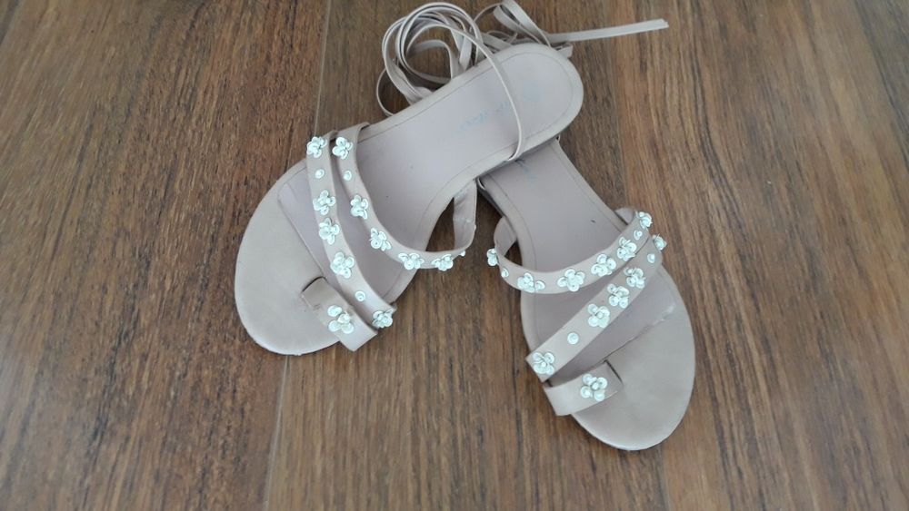 No 36 Бежови сандали