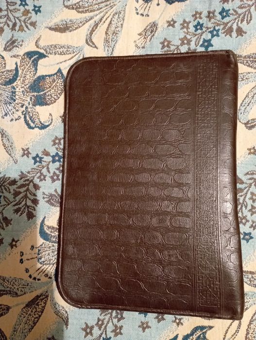 Кожаная папка для бумаг и документов