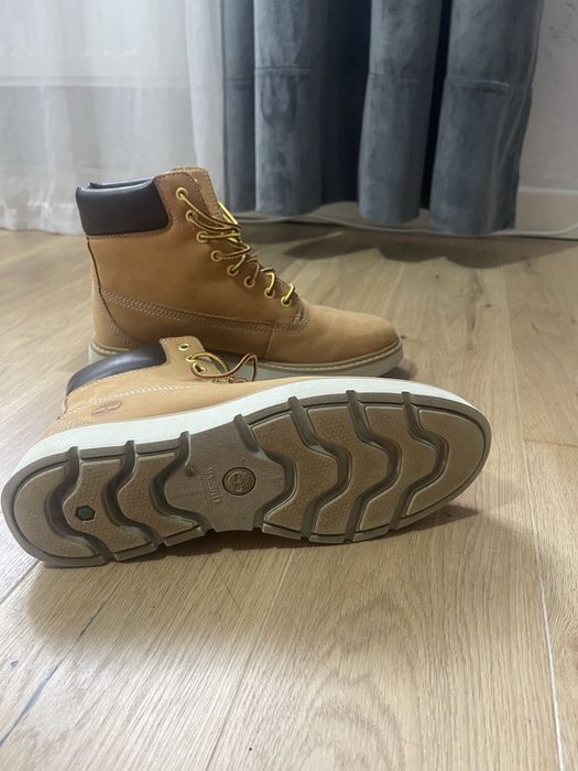 Vând ghete de Damă Timberland!